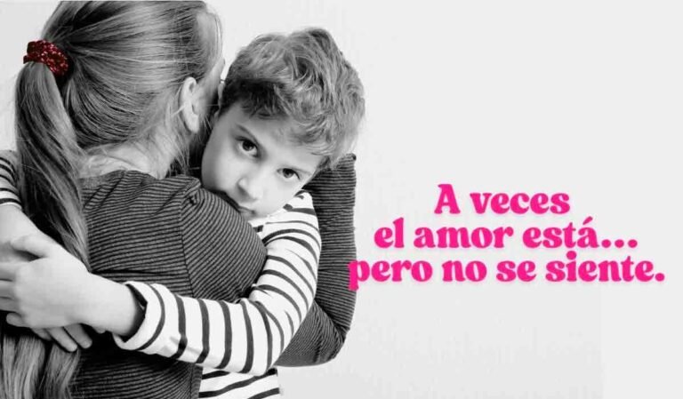 Niño abrazando a su madre mientras mira hacia otro lado con expresión distante, simbolizando un amor presente pero emocionalmente ausente